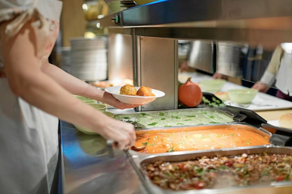 Vackstanäsgymnasiet serverar sedan två år tillbaka kött från egna djur i skolmatsalen.