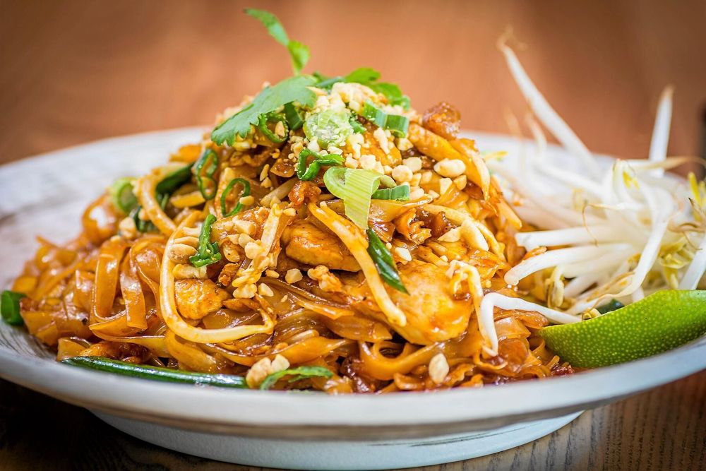 Tthailändsk pad thai med kyckling.