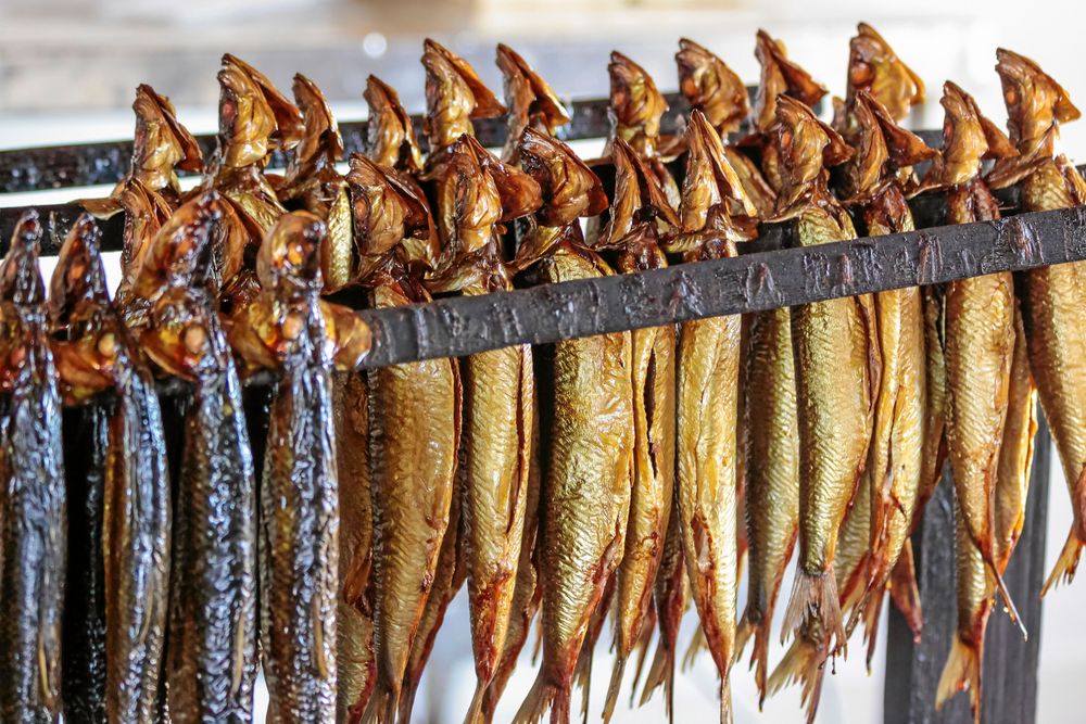 Härlig fisk, nyrökt från rökeriet.