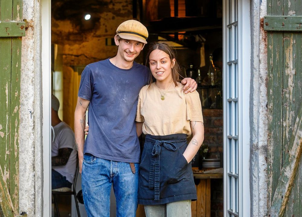 Filip Larsson och Sara Runsten har tillsammans med Filips bror Arvid Johansson byggt upp en blomstrande, superlokal pizzeria i Skånings-Åsaka.