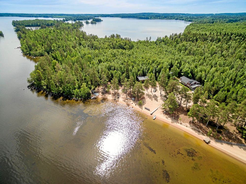 Nio egna öar plus en stor halvö med 23,7 hektar mark i Armsjön, är till salu.