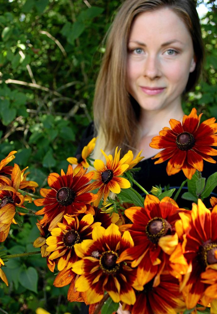 Frida Svensson i Tjörnarp odlar snittblommor, på bilden Rudbeckia en masse, till försäljning i sin villaträdgård.