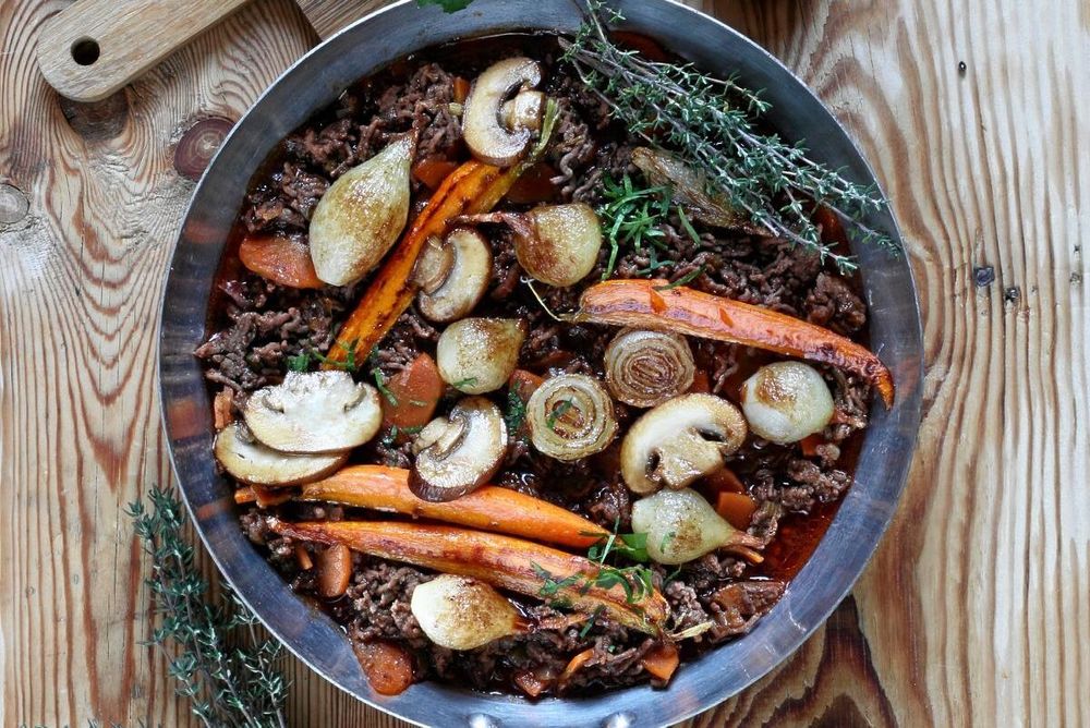 Rustik gryta med köttfärs, hela morötter, svamp, lök och timjan