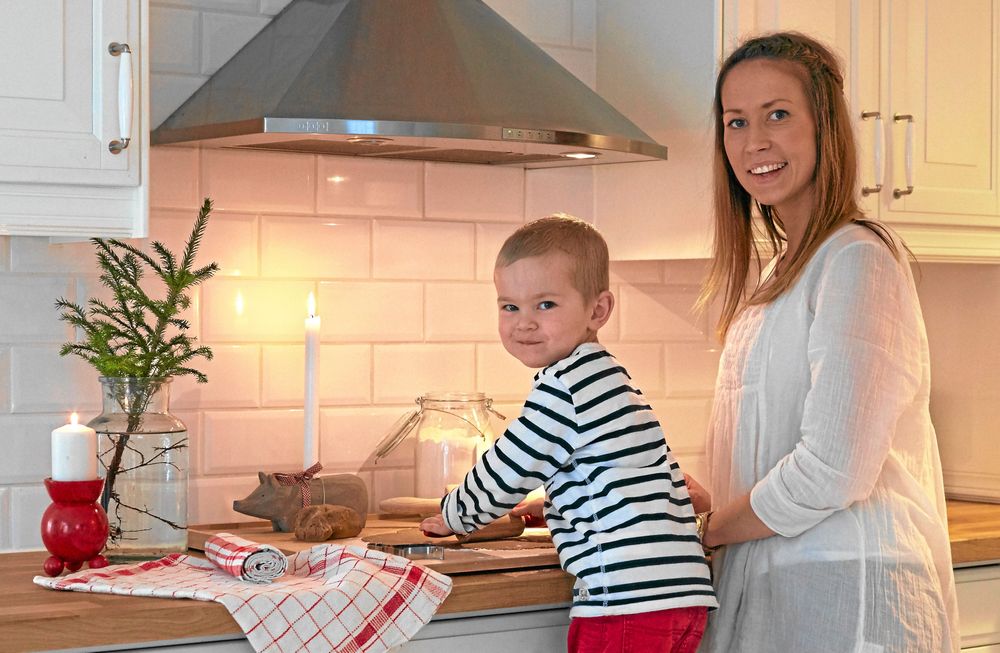 Sandra och sonen Noam är i full gång att lägga sista handen vid pepparkaksbaket inför kvällens glöggmingel.