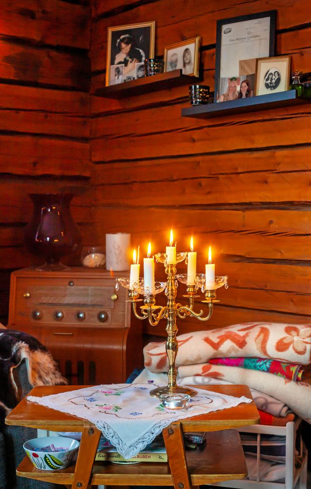 Kandelabern lyser upp hyllan med Linda-Maries foton på sina barn och barnbarn.