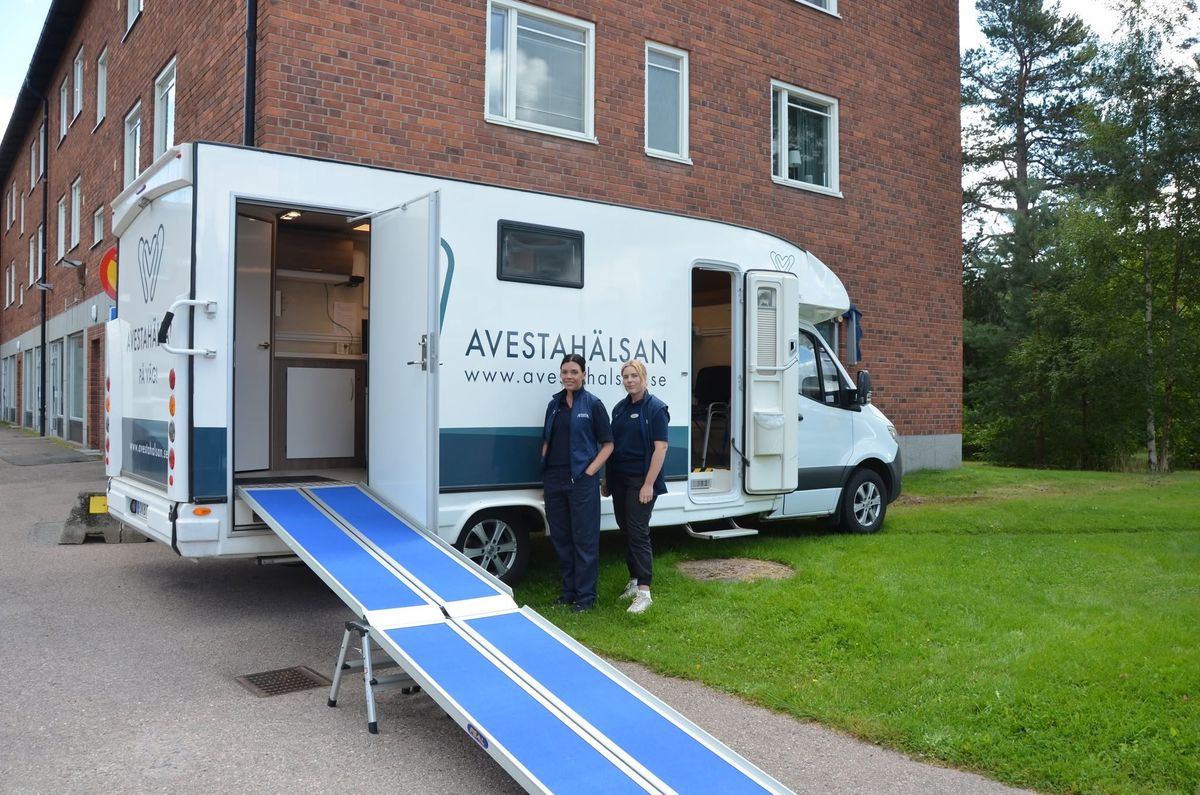 Mobil vårdklinik från Avestahälsan med ramp, två personer står bredvid bilen