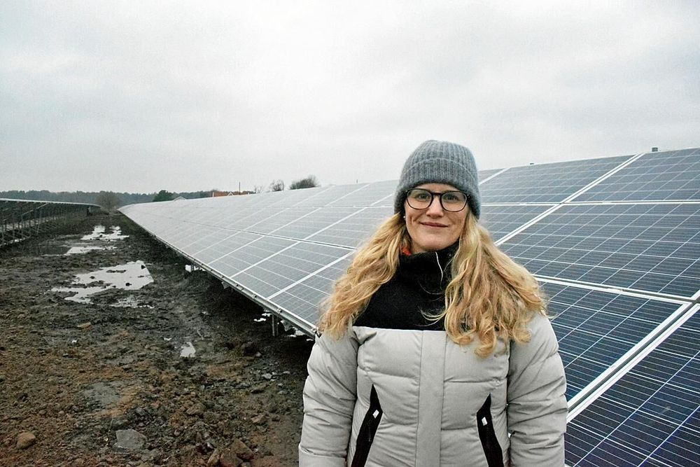 Rebecca Palmgren vid solcellsanläggningen som ska vara i full drift i februari. Den nya solcellsanläggningen täcker motsvarande 16 fotbollsplaner.