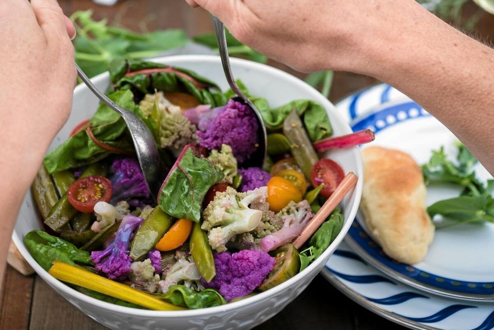 Lila och grön blomkål ger en pigg sallad.