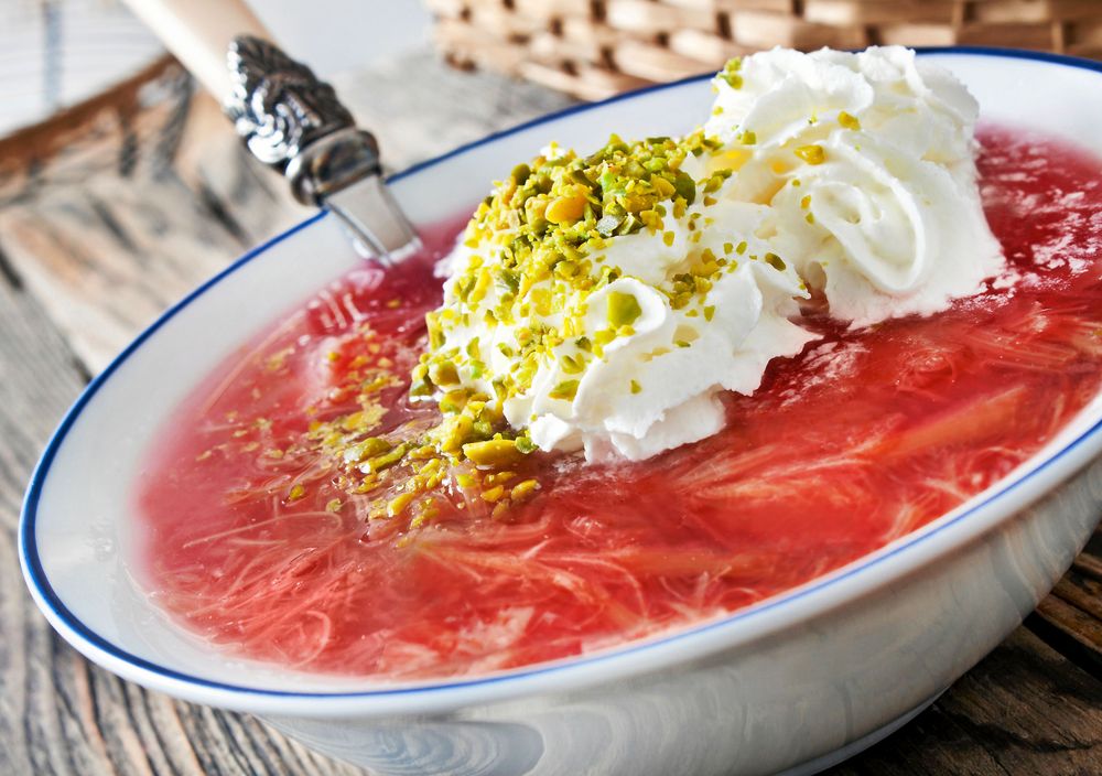Sommarens svalaste dessert är denna goda rabarbersoppa.