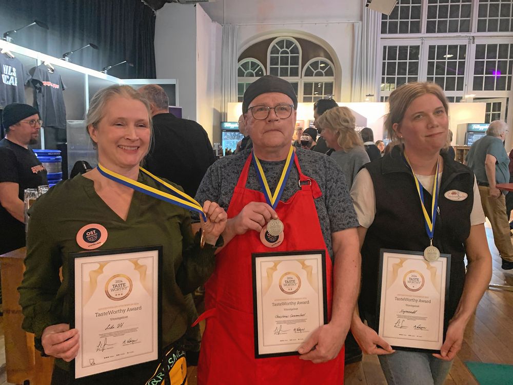 Vinnare. Glada medaljörer från Räven och osten, Lövhults gårdsproduktion och Gårdsmejeriet Sanda. Grattis till alla vinnare!