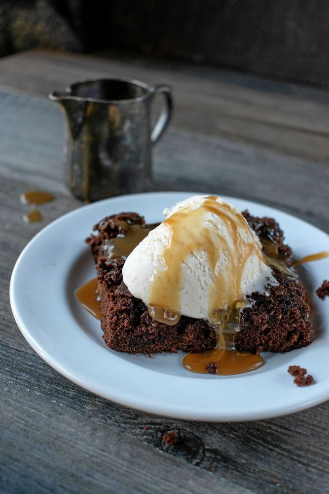 Ljuvligt god och glutenfri chokladkaka med potatis i stället för mjöl. Här serverad med vaniljglass och kolasås.