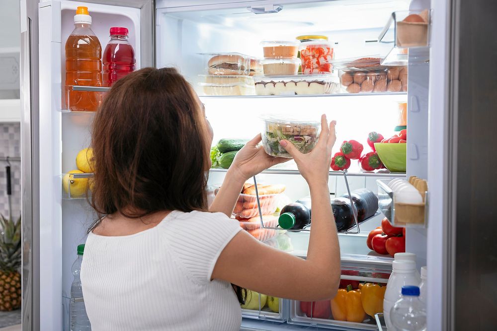 Om du tillhör någon av riskgrupperna så rekommenderar Livsmedelsverket att du helt undviker kalla förpackade blandade sallader, smörgåsar och röror som innehåller rökt/gravad fisk, mögel- och kittost samt chark.