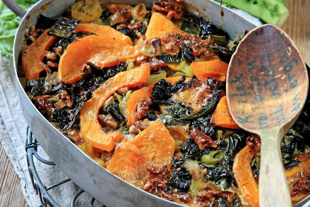 Vegogott med pumpagratäng på grönkål och stilton.