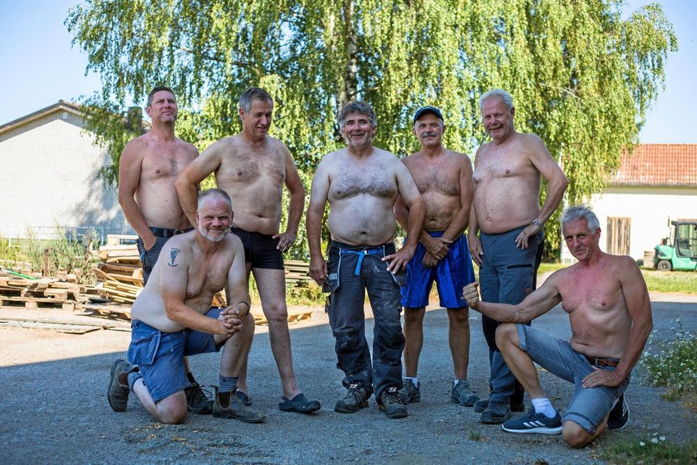 Bondegängets förebild är den manliga strippgruppen Chippendales. Stående från vänster: Robert Khilin, Anders Sjögren, Ragnar Larsson, Mats Lannebris, Pelle Nordgren . Sittande från vänster: Kenneth Karlsson och Per Sjögren.