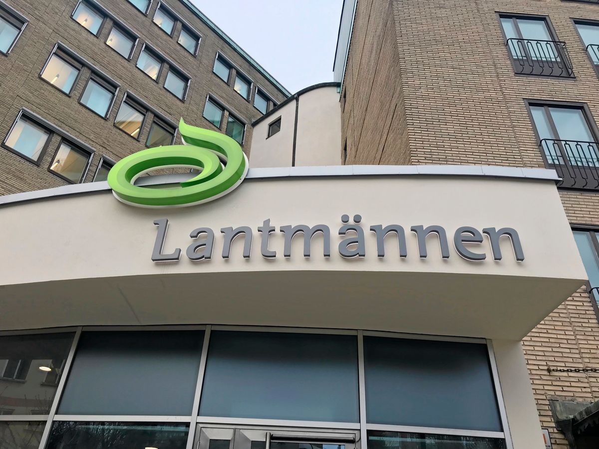 Entré med Lantmännen-skylt och grön logotyp på kontorsbyggnad