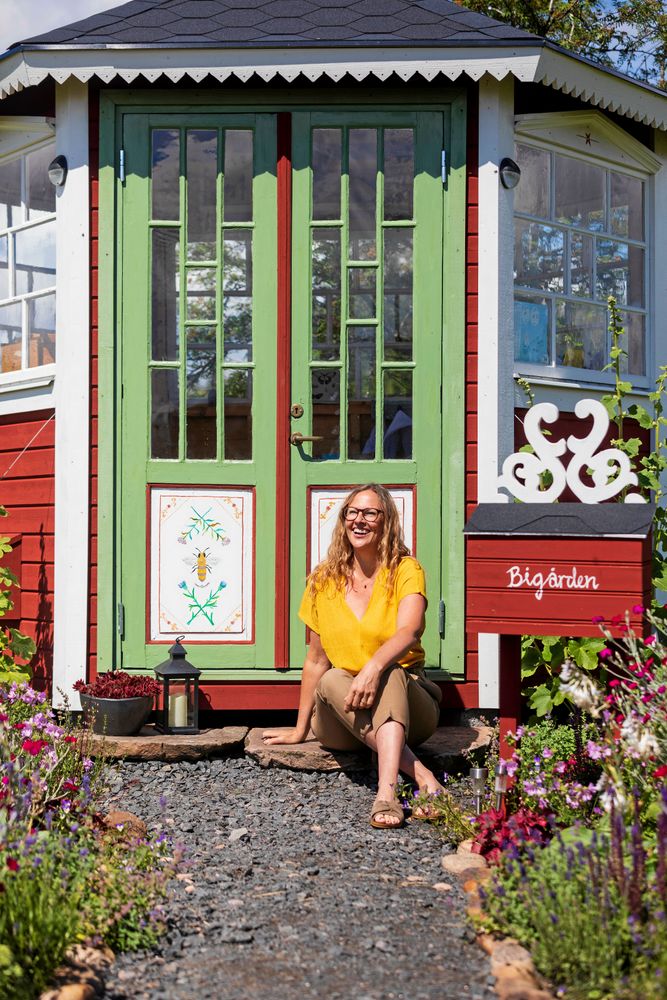 Bipaviljongen blev precis så vacker som biodlaren Liselott Åkeson drömde om. Snickarglädjen har hon tillverkat själv.