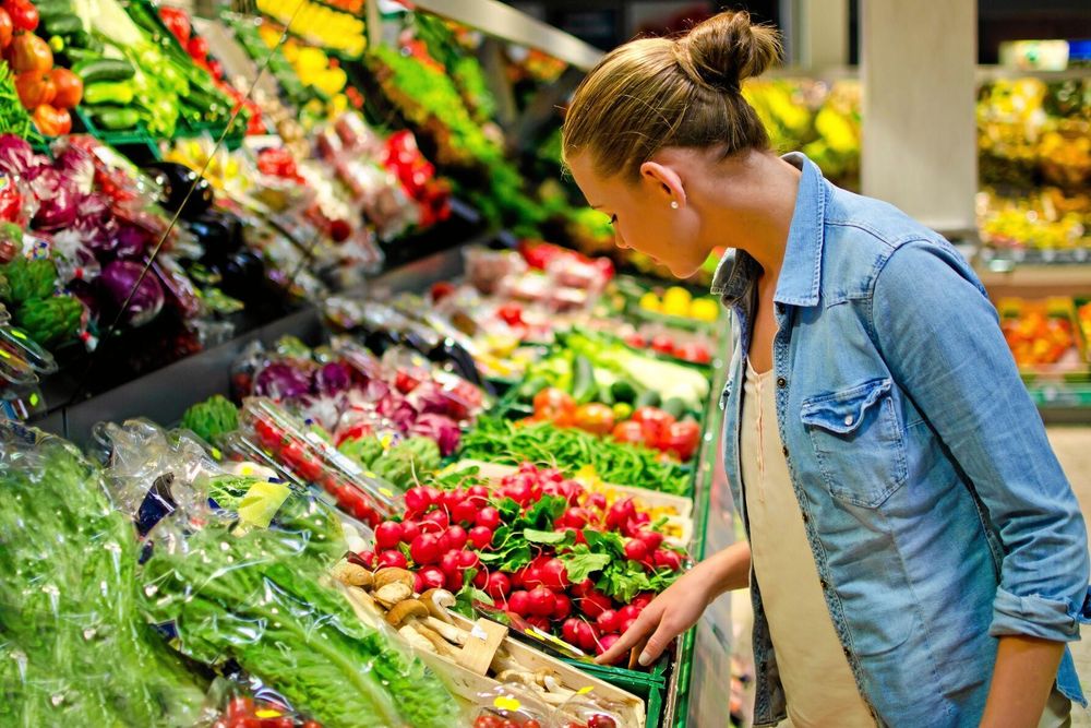 Den som vill äta klimatsmart bör också titta på från vilket land grönsakerna och frukten i livsmedelsdisken är importerade.