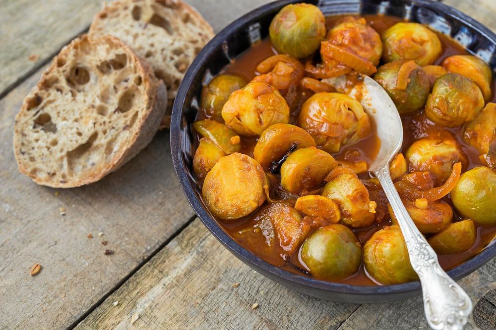 Vegetarisk mustig gryta med brysselkål och svamp.