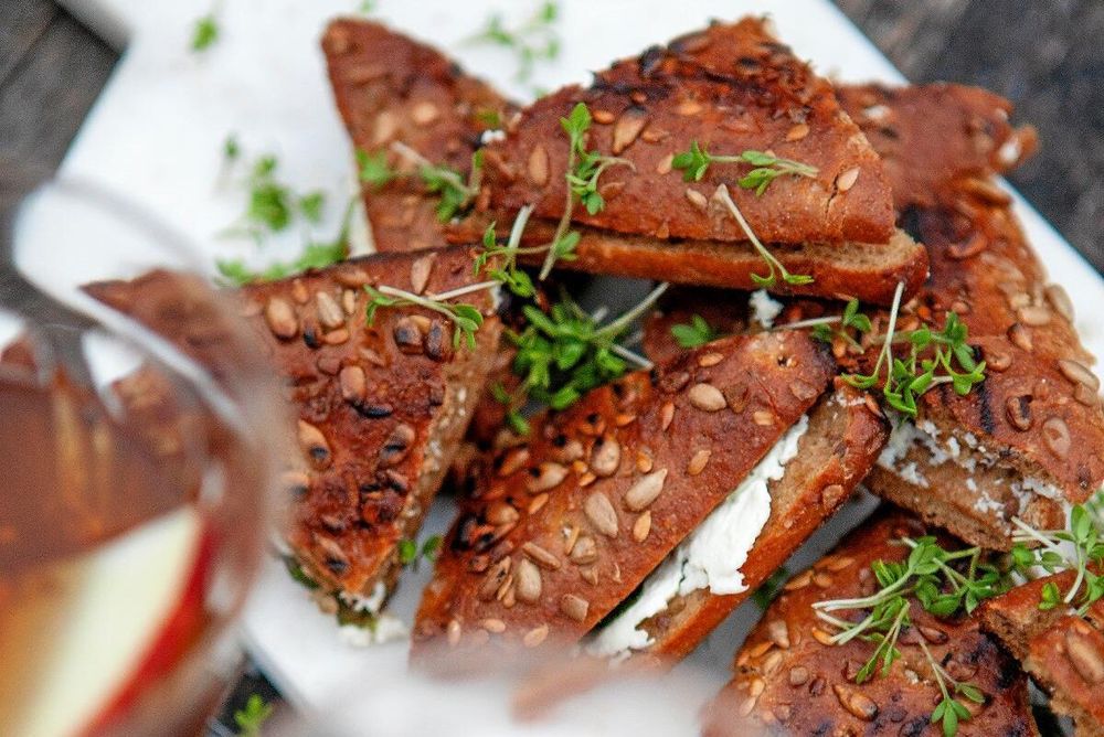 Att grilla och äta dessa mackor med oströra utomhus är ett trevligt helgnöje.