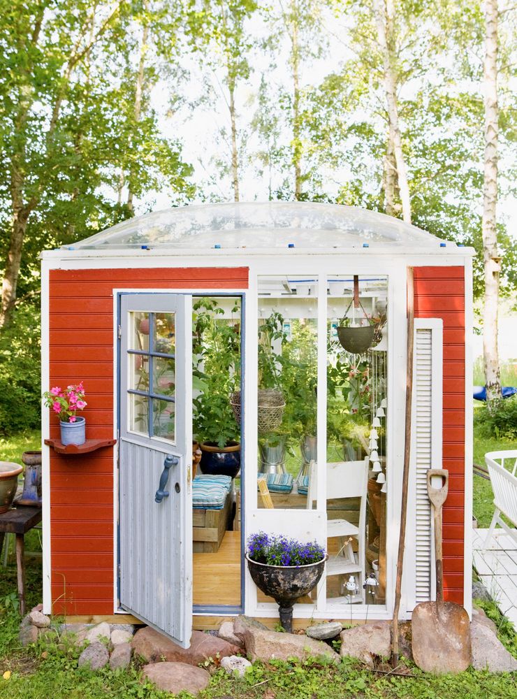 Nej, det är ingen köpt kruka. Lobelian är planterad i en gammal vattenho.