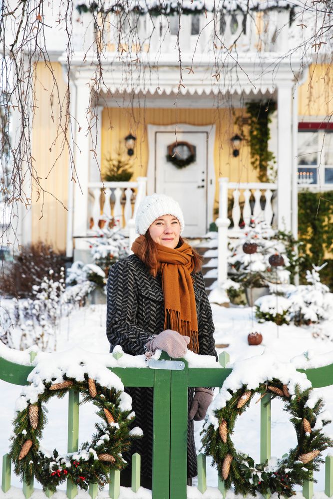 Sofia Lindberg framför sitt hus som både ut- och invändigt att prytt med kransar, granar och annat julpynt.