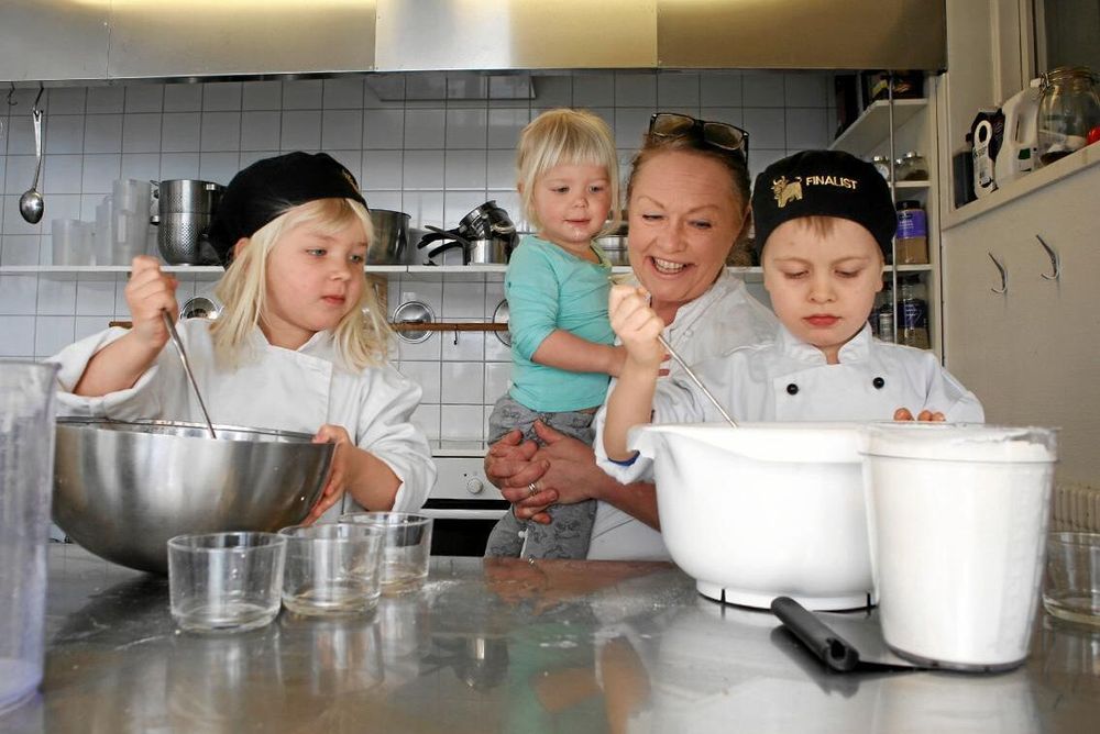 Prisad matglädje på förskolan. Från vänster Unni Cederberg 4 år, Inez Cederberg 2 år, Mona Utsten, köksmästare, och Fredrik Olofsson 4 år.