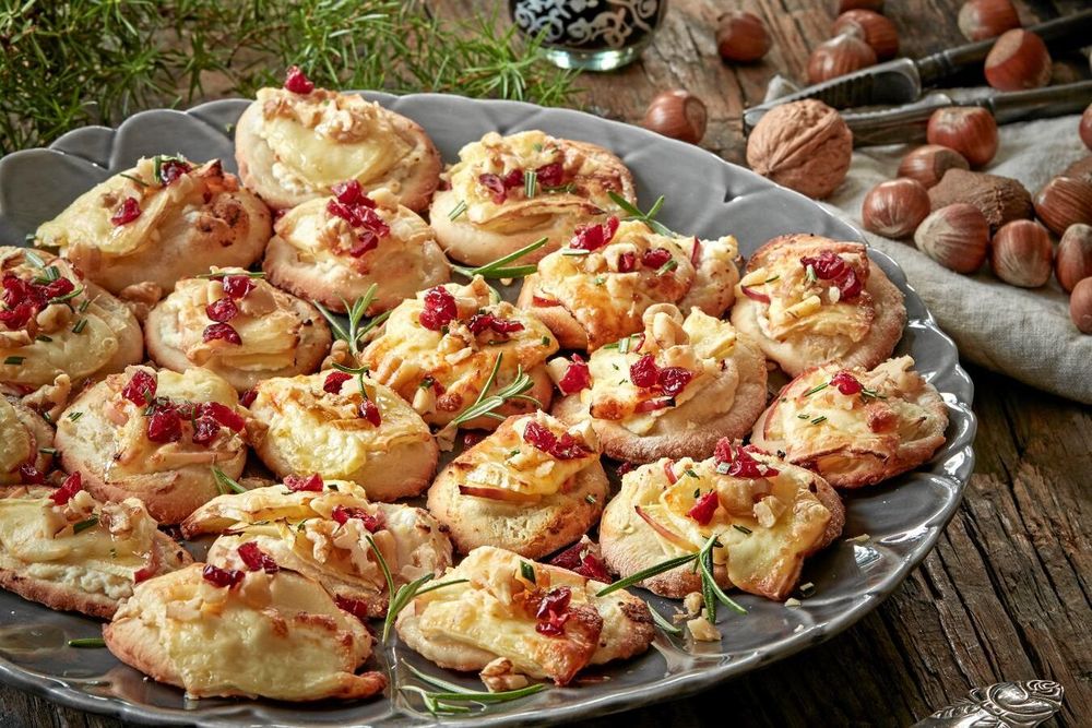Minipizzorna passar perfekt till glögg och har spännande smak av äpplen och brie.
