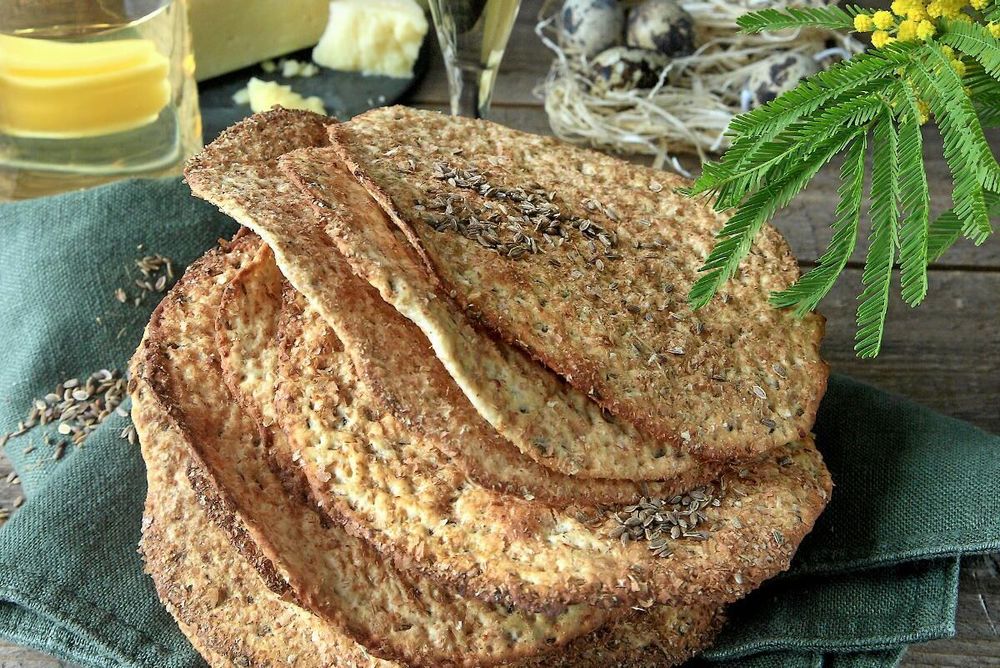 Knäckebröd på kökshandduk.