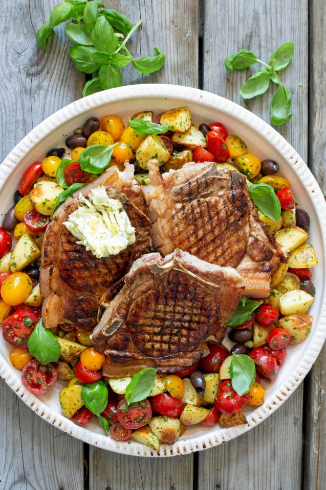 Kotlett med potatis och tomatsallad
