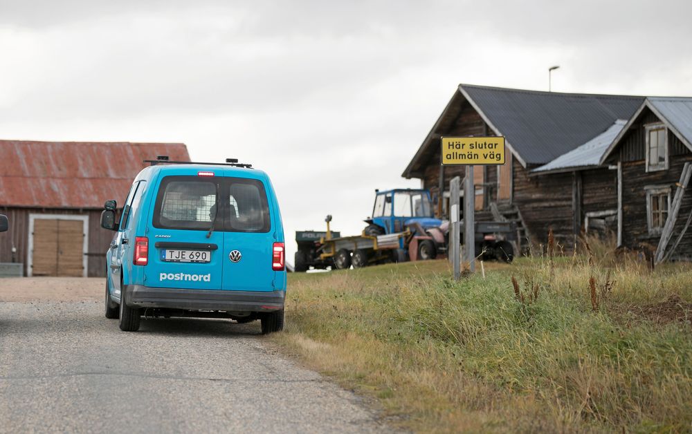 Den ljusblå postbilen är en välkommen syn för både företagare och privatpersoner på landsbygden