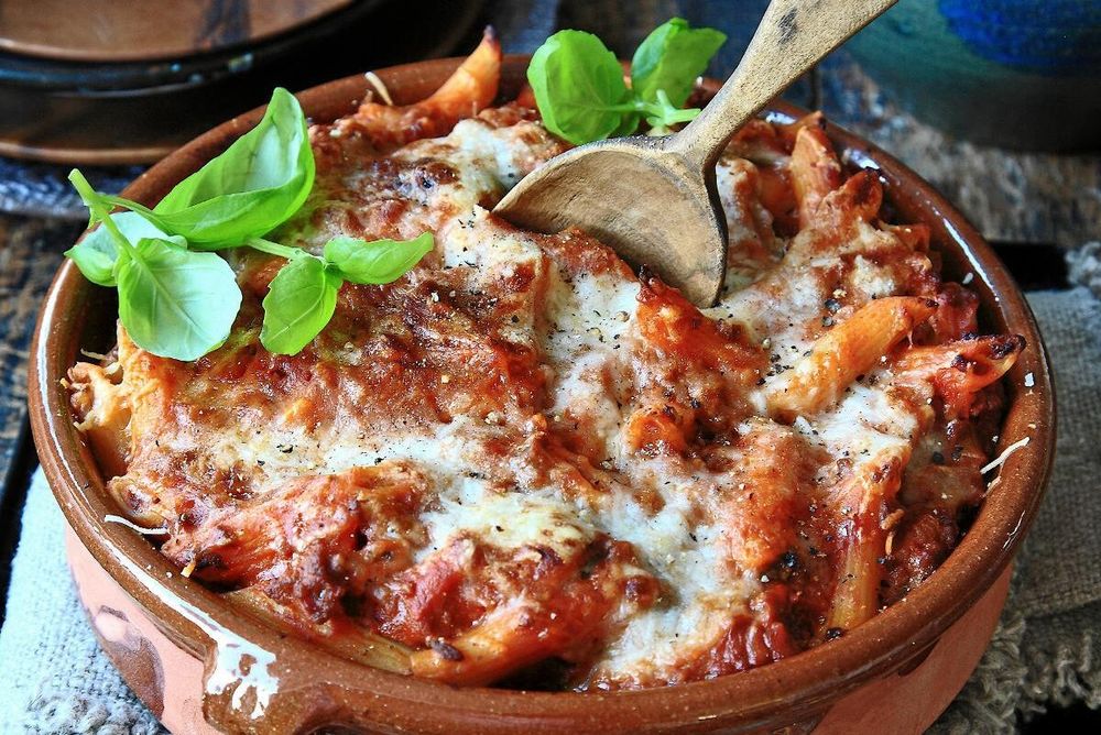 Pastagratäng med lammfärs och mozzarella.