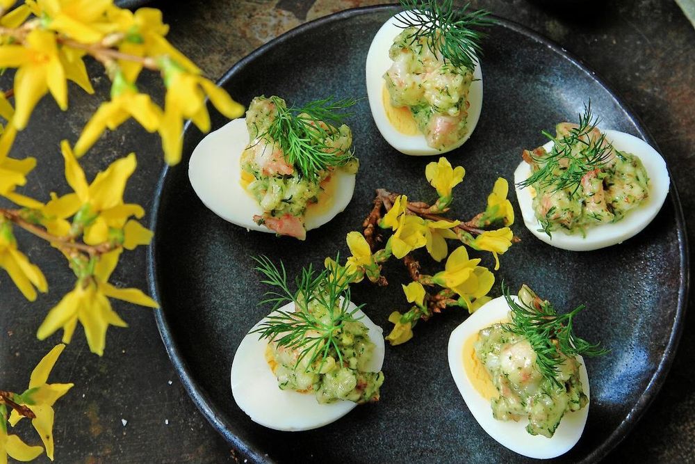 Ägghalvor med krämiga räkor och dill Land