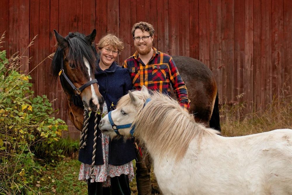 Sofia och sambon Fredrik delar samma dröm ett liv på landet. Här med hästarna Drim och Molly.