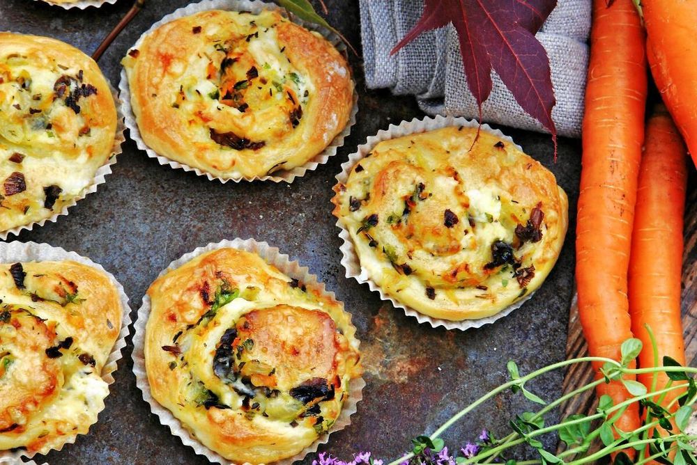Kantarell- och rotfruktsbröd i muffinsformar.