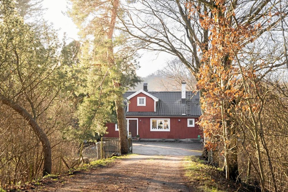 Självhushållning, kretslopp & ekologi. Gården har många möjligheter och är utrustad med solpaneler och ekologiskt avlopp.