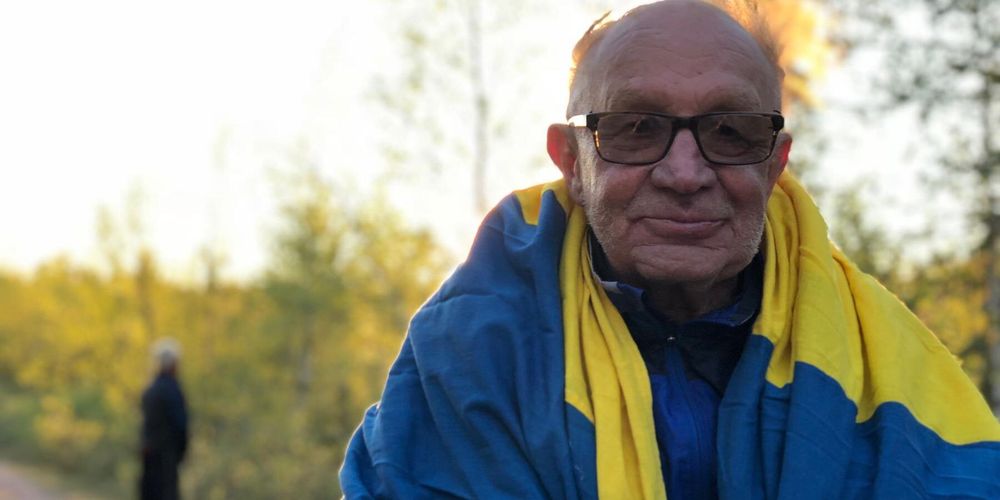 Fotbollsentusiasten Börje Andersson-Junkka från Parkalompolo i Tornedalen har samlat hela nejden för att se Sveriges VM-matcher.
