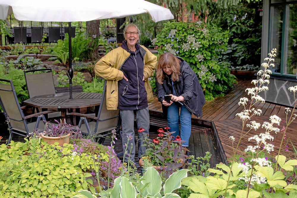 Betty Binder, Rättvik, och Anna-Lena Rågfält, Leksand, fastnade för en tomatröd solhatt hos Inger och Ove Fredriksson.