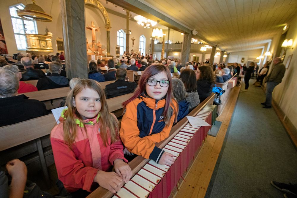Natalie Larsson och Hedda Semrén går båda i Vitåskolan. Under måndagskvällen fanns de och deras föräldrar i Råneå kyrkan i samband med manifestationen som lockade mellan 800 och 900 människor.