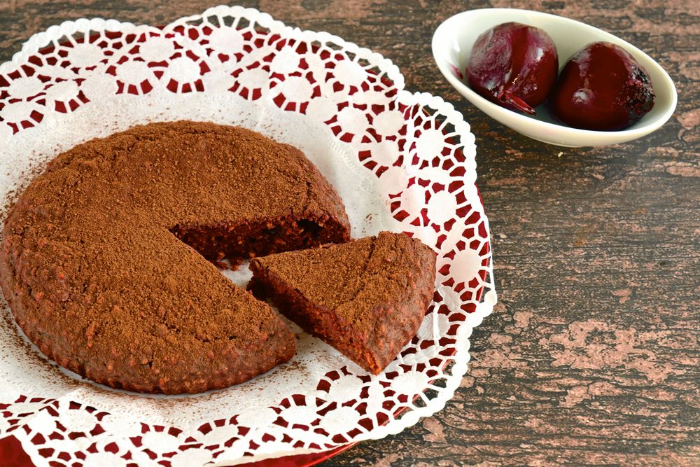 Rödbetorna gör chokladkakan saftigt god.
