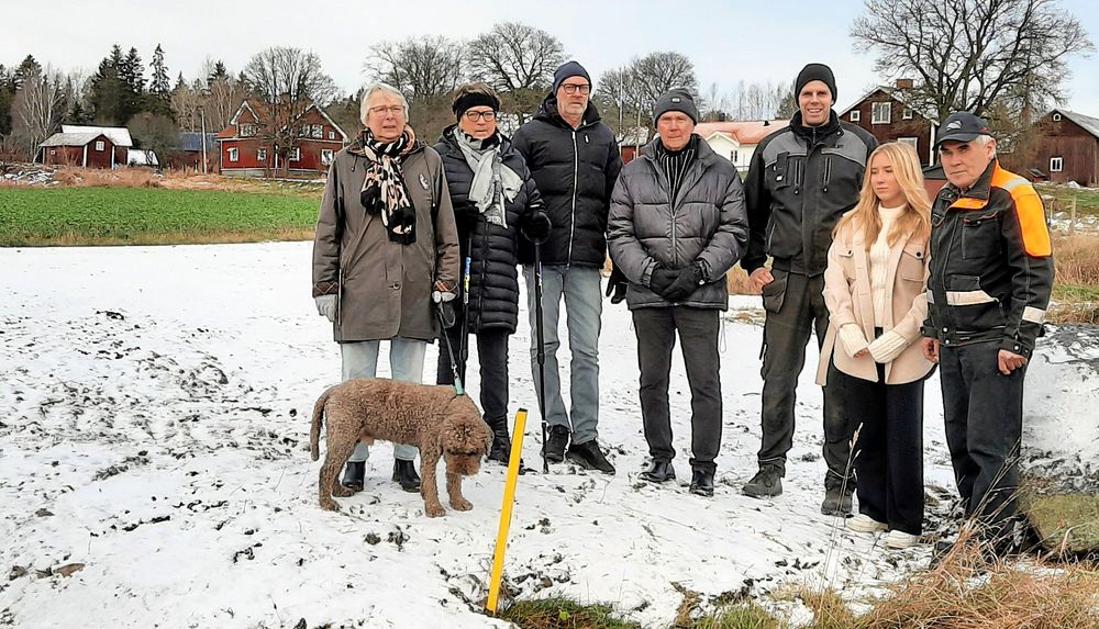 Bybor i kläm mellan statliga Trafikverket och fiberleverantören Open Infra, Från vänster: Marianne Jansson, Gunvi Åhlén, Owe Quennerstedt, Yngve Åhlén, Krister Gunnarsson, Linnea Jansson och Gunnar Jansson. I förgrunden hunden Palle.
