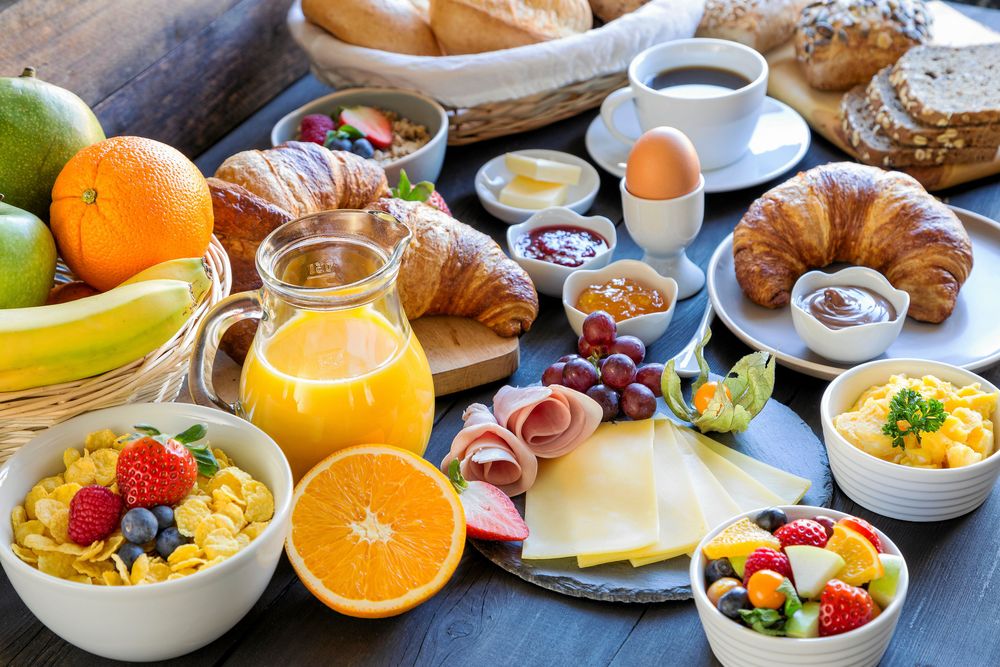 Forskare ifrågasätter nu tidigare teorier om att det är viktigt att äta frukost om man vill gå ner i vikt.