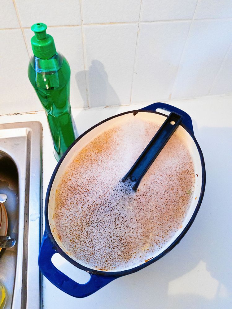 Undvik helst diskmaskin när det gäller emalj. Den fina ytan kan bli trist.