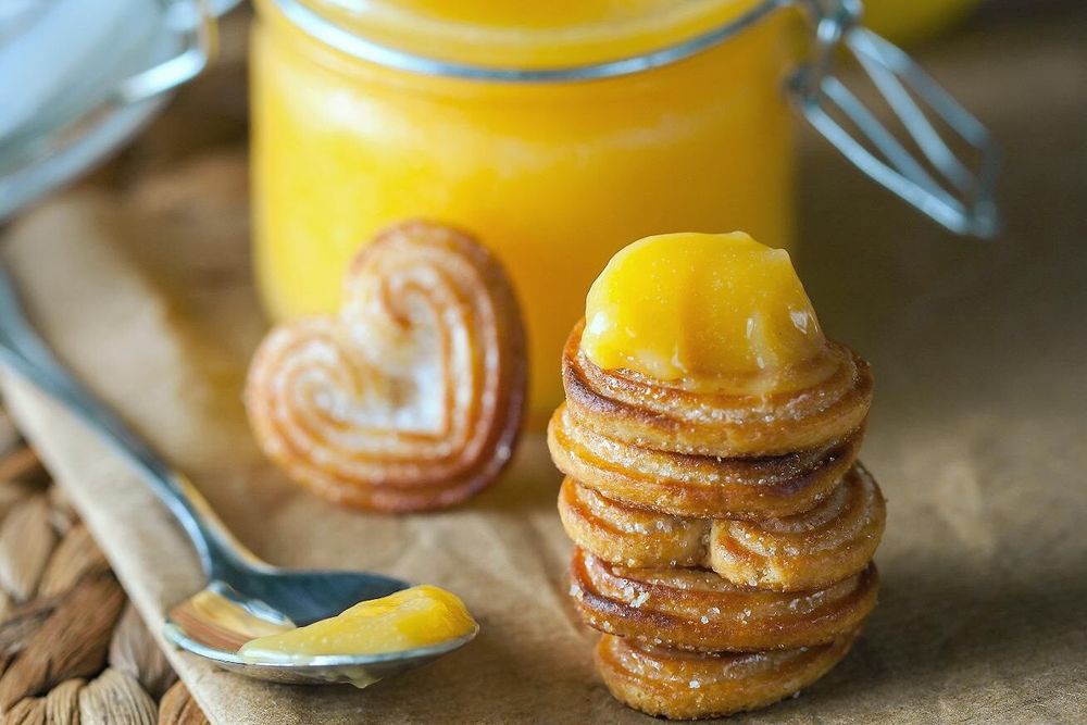 Syrliga och friska små godingar är dessa lemon curd-kakor.
