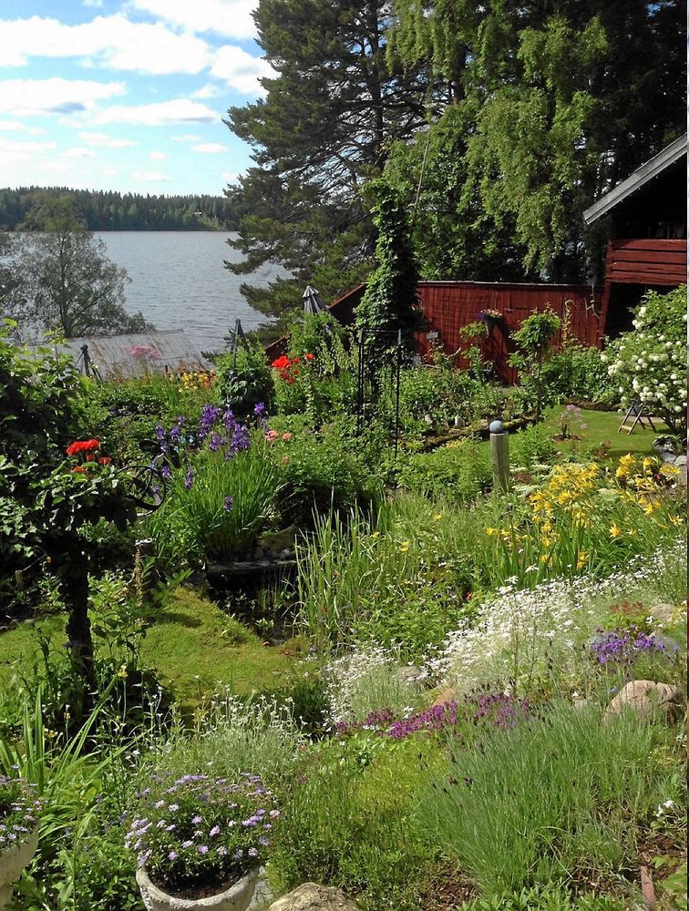 Fantastisk utsikt från Harriet Perssons trädgård.