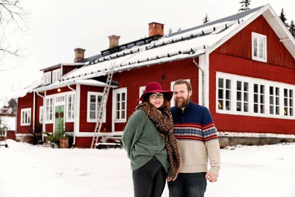 Stina och Thomas Kjellson framför sitt 400 kvadratmeter stora hem i Åsens gamla skola.