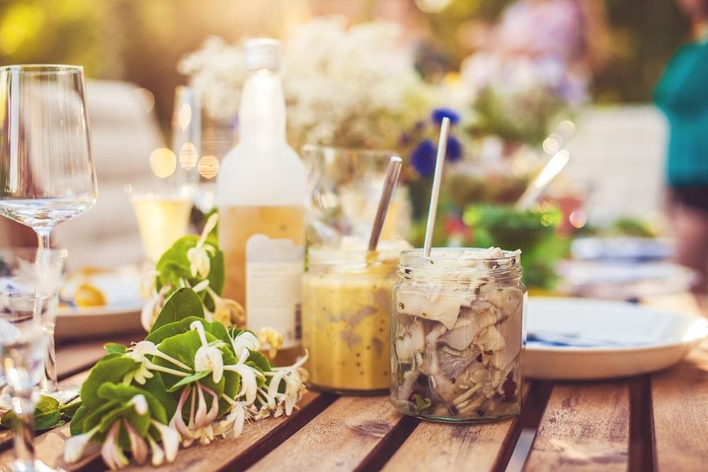 Midsommar firas med mat. Här är favoriterna vi inte vill vara utan.