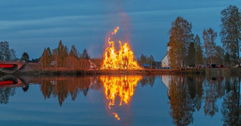 Enligt gammal folktro tändes eldar för att skrämma bort trollpack, häxor och annat otyg. Eldarna skulle även skydda boskap mot rovdjur när den släpptes ut på årets första bete 1 maj.