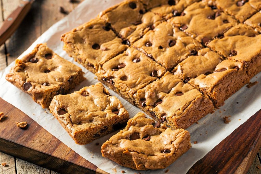 Om du vill går det lika bra att använda grovhackad mörk choklad i kakan.