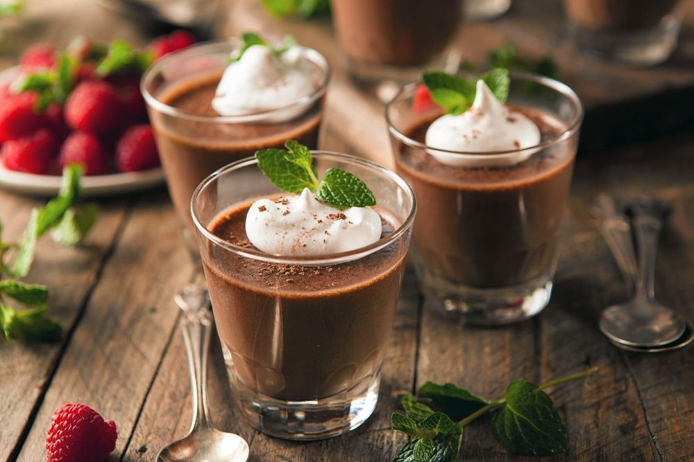 Varför krångla till det? Bjud på en klassisk chokladmousse till dessert.