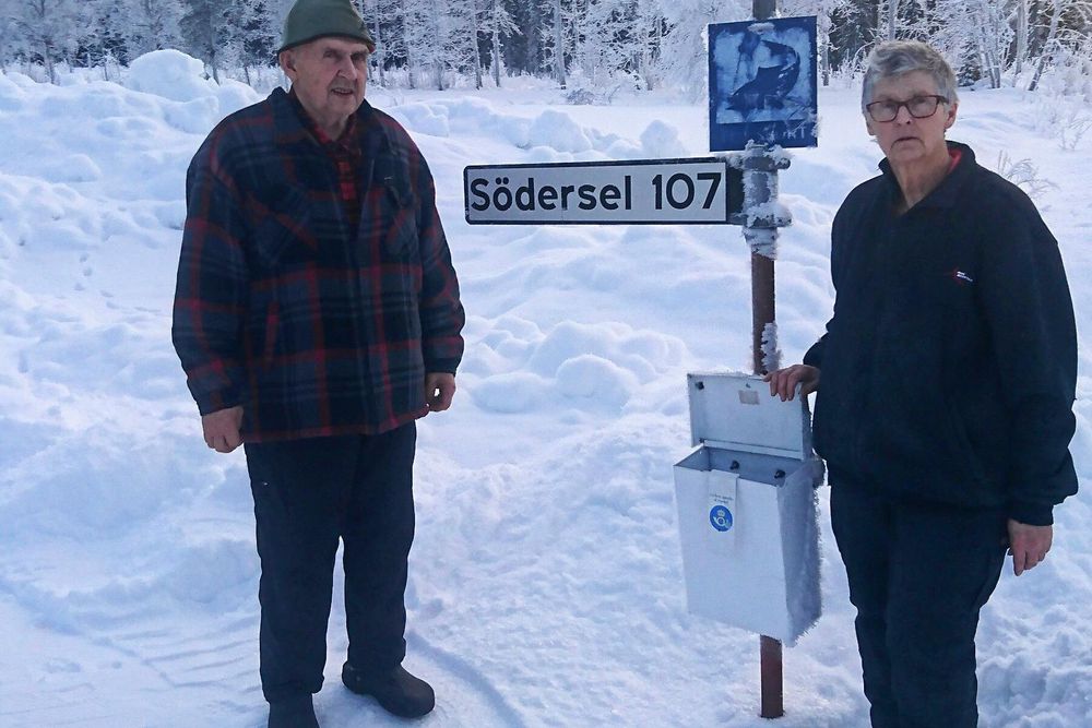 ”Ett brev betyder så mycket”, lyder etiketten på brevlådan. Nu kommer makarna Brodin att behöva åka 2,7 mil för att hämta sin post.